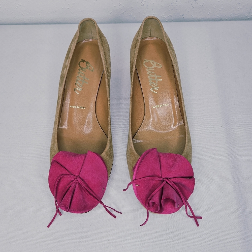 Butter Italy Suede Kitten Heel Pump in Tan Size 8 with Pink Flower - Picture 4 of 9